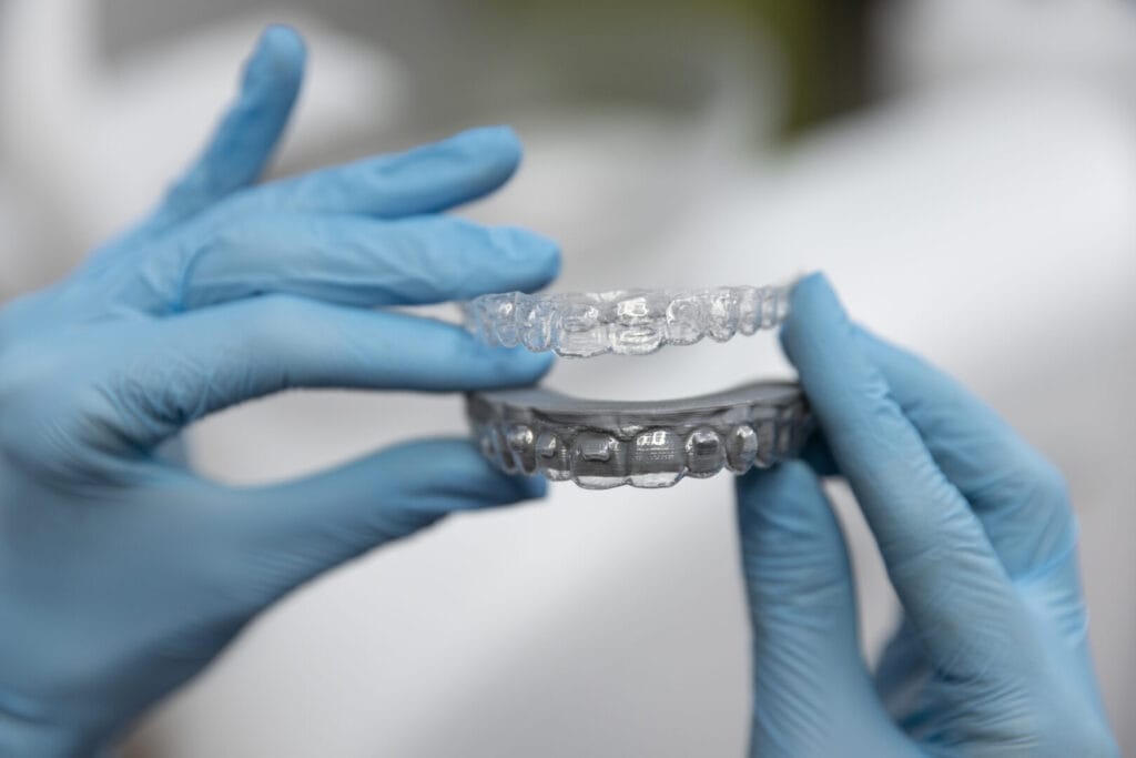Neviditeľné zubné strojčeky Invisalign